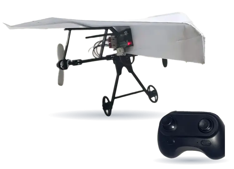 Avión RC de papel armado con el chasis de 2 motores, junto a su control remoto 2.4GHz