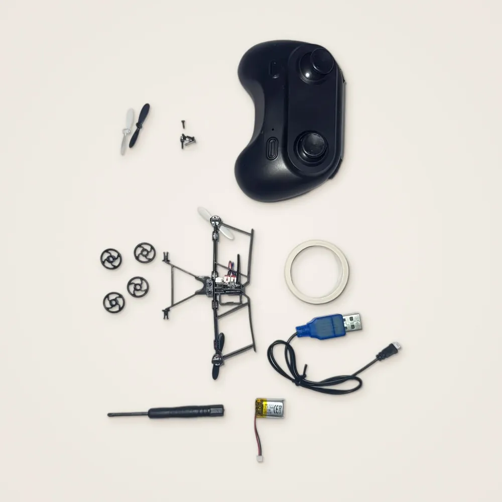 Contenido del kit: control, chasis con motores, hélices, ruedas, cinta, cable USB, destornillador y batería